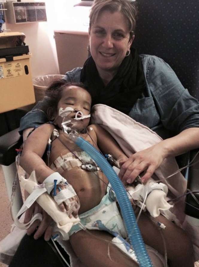 Bà Johanne và bé Binh sau ca phẫu thuật ghép gan thành công vài tuần trước.