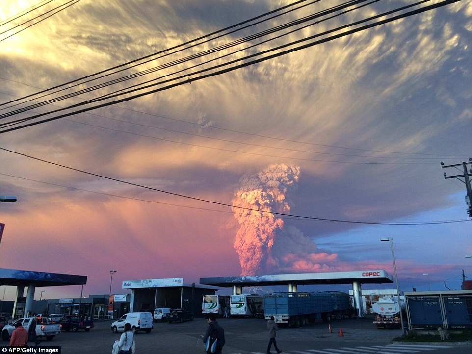 Núi lửa Calbuco cao 2.000 m ở khu vực Los Lagos, cách thủ đô Santiago 1.400 km về phía Nam đã không hoạt động trong 43 năm qua.