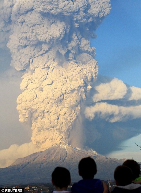 Calbuco là ngọn núi lửa thứ 2 ở Nam Chile phun trào dữ dội kể từ đầu tháng 3 đến nay, Trước đó, núi lửa Villarrica cũng phun trào dữ dội và tạo ra cột tro bụi hình nấm khổng lồ.