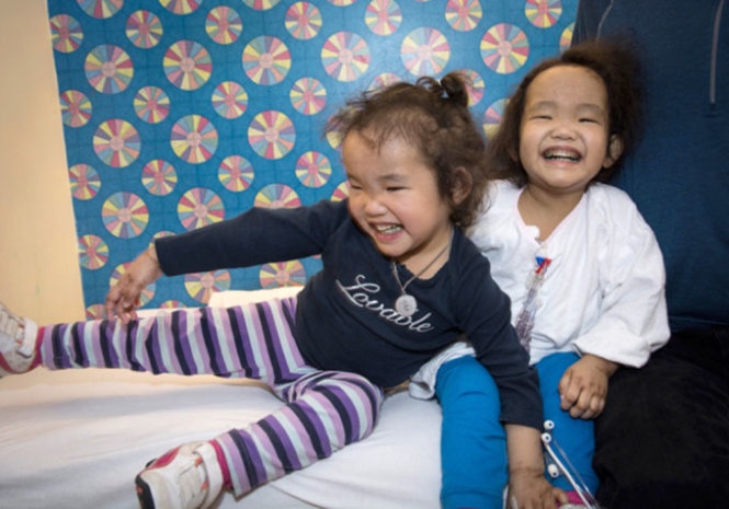 Phep mau cho cap song sinh nguoi Viet hinh anh