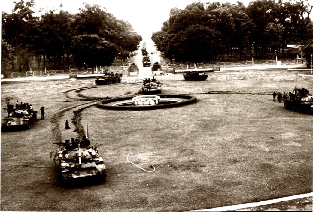 Xe tăng của đội quân giải phóng bên trong khuôn viên dinh Độc Lập. Ảnh: dinhdoclap.gov.vn