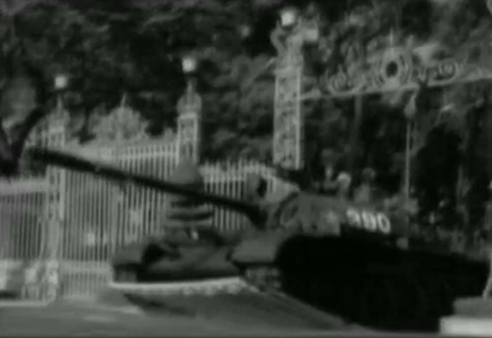 Ky uc cuu binh lai xe tang tien ve Dinh Doc Lap len bao Phap hinh anh