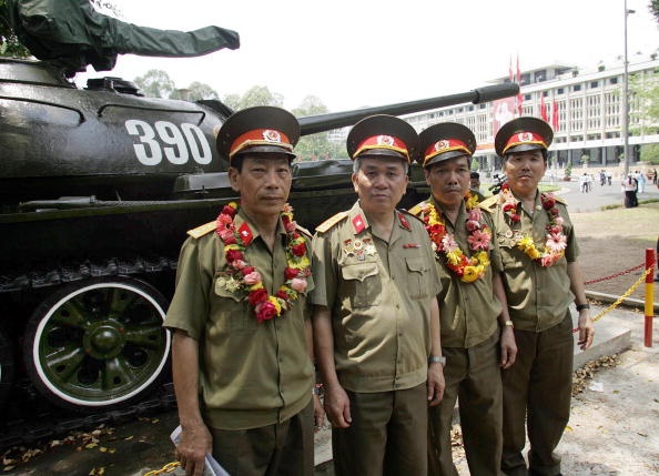 4 người lính trên xe tăng 390: (từ trái qua) ông Ngô Sỹ Nguyên, Vũ Đăng Toàn, Nguyễn Văn Toàn và ông Lê Văn Phương trong ngày hội ngộ 30/4/2005. Ảnh: AFP