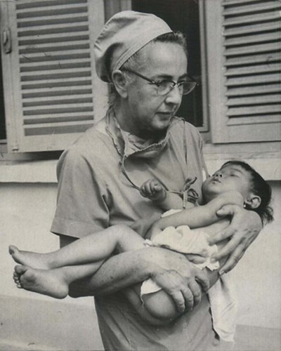 Ngày 4/3/1967, bác sĩ tại một bệnh viện ở Cần Thơ bế trên tay môt em bé bị thương khi trực thăng Mỹ xả đạn vào một đoàn thuyền nan đang di chuyển trên sông do tình nghi chở bộ đội giải phóng. 