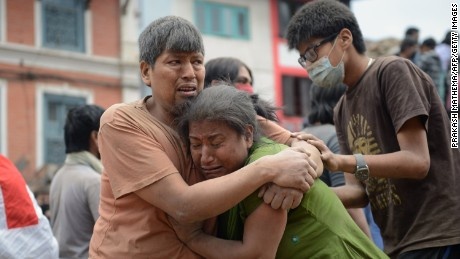 Những người sống sót sau trận động đất an ủi nhau tại ngôi đền cổ Basantapur Durbar