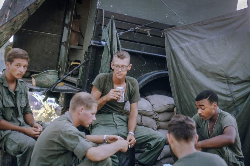Các binh sĩ Mỹ chơi bài, gồm bạn thân của Gaynor và đội trưởng – trung sĩ Dick Jackson (cầm chai bia). Ảnh chụp năm 1967. 