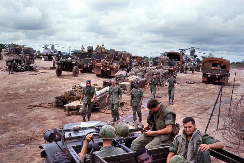 Binh lính tiểu đoàn 22, quân đoàn pháo binh 77 thuộc Sư đoàn bộ binh 25, tập trung tại phi trường Dầu Tiếng để chuẩn bị cho đợt tấn công lớn gần biên giới Campuchia. 