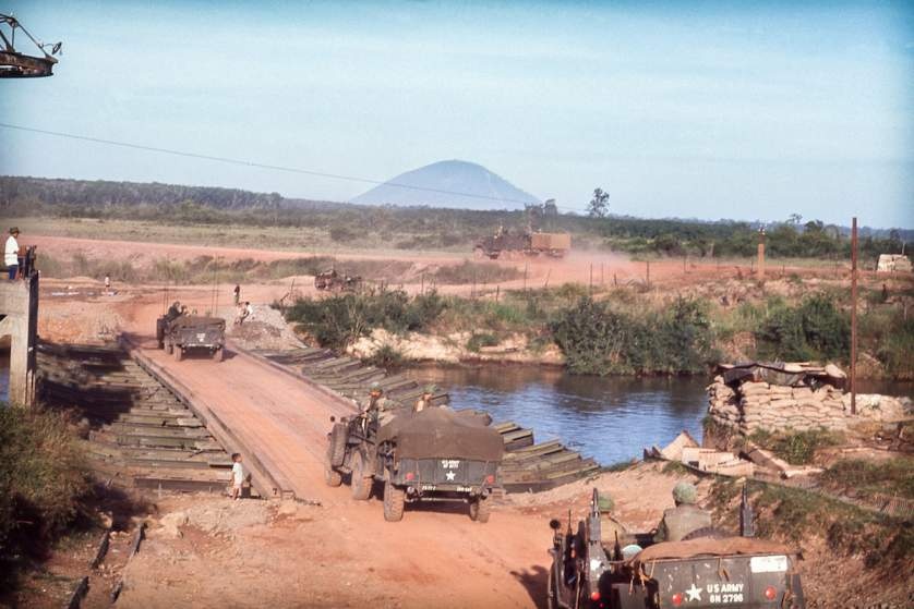 Đoàn xe của tiểu đoàn 2, trung đoàn pháo binh 77 thuộc Sư đoàn bộ binh 4 vượt qua sông Sài Gòn và di chuyển theo hướng tây bắc để tới Lộc Ninh. Núi Bà Đen xuất hiện phía xa trong bức hình. 