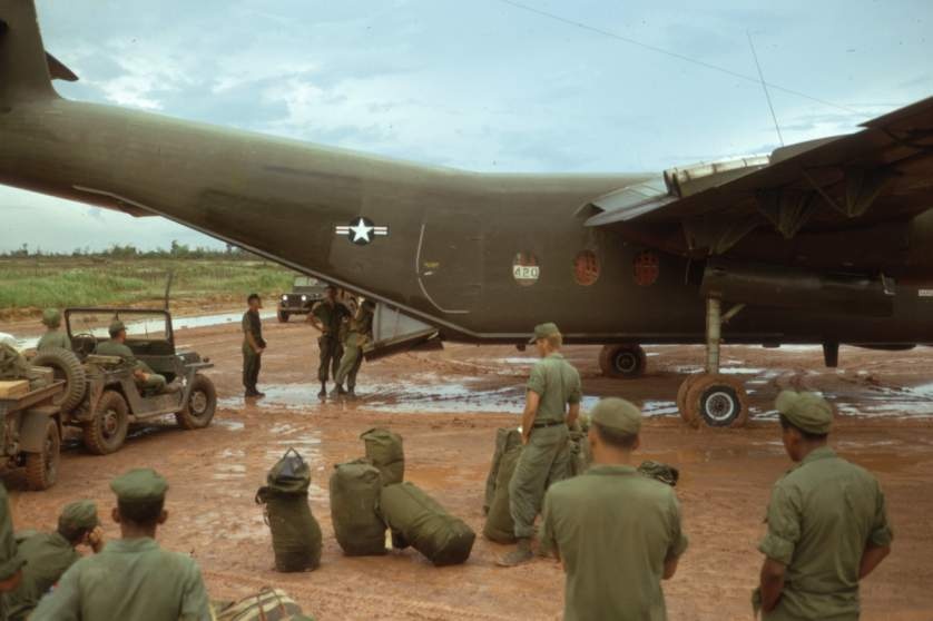 Lính Sư đoàn bộ binh số 9 chuẩn bị lên máy bay vận tải C-7 Caribou tại trại Bearcat. Chuyến bay sẽ hạ cánh tại căn cứ Dầu Tiếng. 