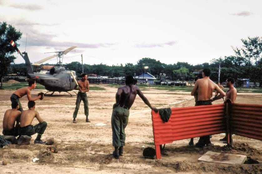 Binh sĩ Mỹ chơi thể thao. Ảnh chụp năm 1967.
