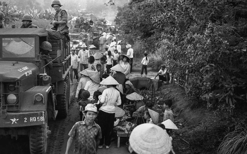 Trung sĩ Dick Jackson (đeo kính và cầm máy ảnh) ngồi trên xe tải và quan sát đám đông.