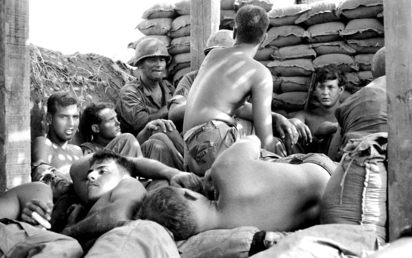 Các binh sĩ thuộc đội pháo binh 77, Sư đoàn bộ binh 25, trú ẩn trong một boongke để tránh đạn pháo, năm 1967.