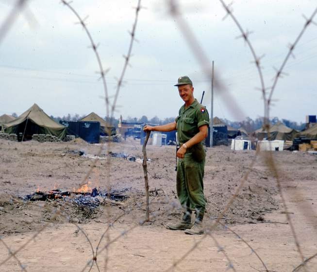 Binh sĩ Sư đoàn bộ binh số 9 đốt các nhánh cây sau khi khu vực quanh trại Bearcat được phun chất độc da cam. 