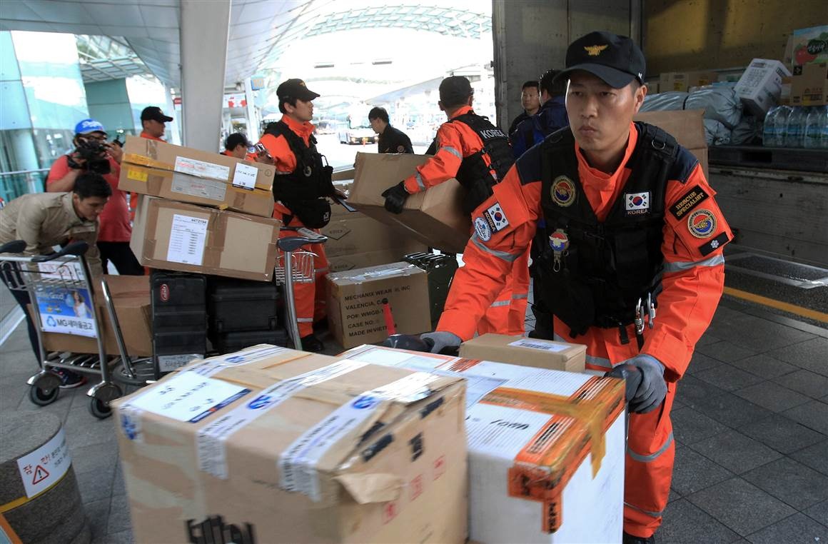 Tại sân bay quốc tế Incheon, các thành viên đội cứu hộ Hàn Quốc chuẩn bị đồ cứu trợ trước khi tới thủ đô Kathmandu. Khoảng 40 nhân viên cứu hộ Hàn Quốc khởi hành tới Nepal. 
