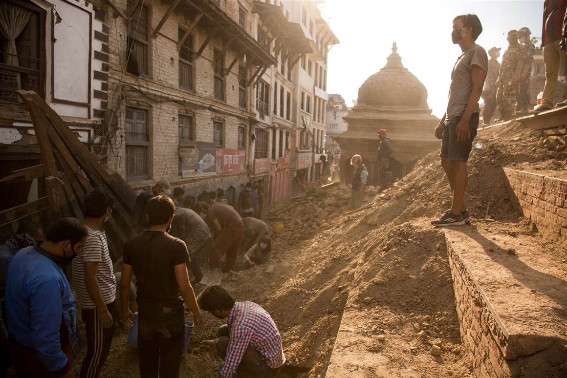 Người dân Nepal dọn dẹp đống đổ nát của những tòa nhà tại quảng trường Dubar