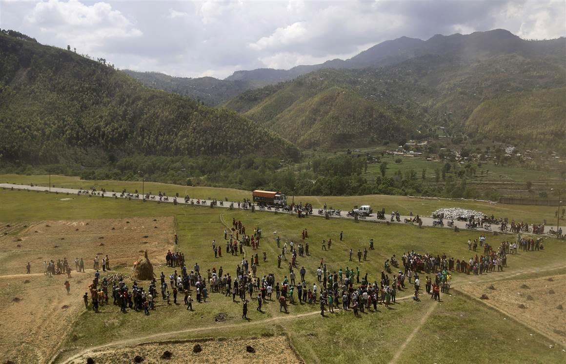 Trực thăng của Không quân Ấn Độ chuẩn bị hạ cánh tại Trishuli Bazar