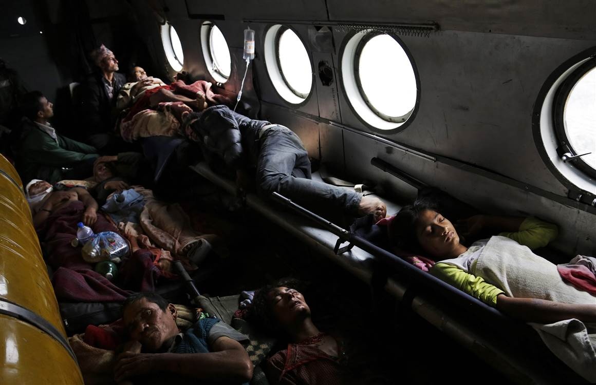 Nhiều nạn nhân được đưa lên trực thăng của Không quân Ấn Độ. Ảnh: AP