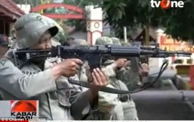 Theo luật pháp Indonesia, án tử hình được thực hiện bởi một đội bắn 12 người đàn ông, mặc dù chỉ có ba khẩu súng được nạp với đạn thật.