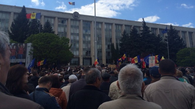 1 ty USD bien mat, hang chuc nghin nguoi Moldova xuong duong hinh anh