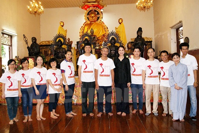 Nhiều người dự lễ cầu siêu mặc áo phông mang dòng chữ