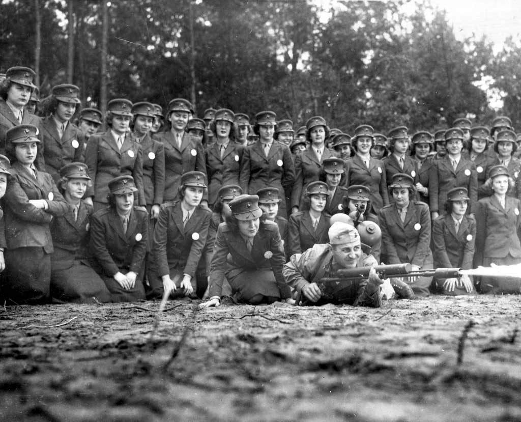 Đội dự bị của Hải quân Mỹ theo dõi huấn luyện viên sử dụng súng phun lửa tại trại Lejeune. 