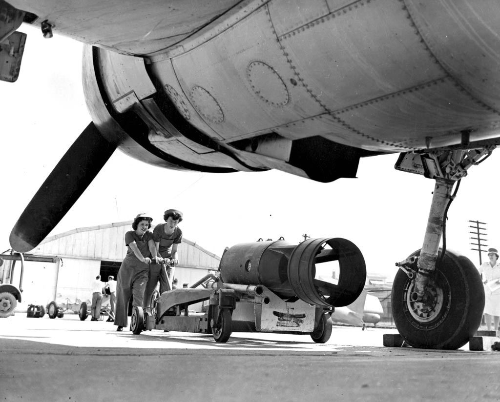 Neta Irene Farrell và Genevieve Evers, hai thành viên của lớp học dành cho lính dự bị của Hải quân Mỹ, đang chuyển vũ khí vào trong máy bay tại thị trấn Quantico, bang Virginia.