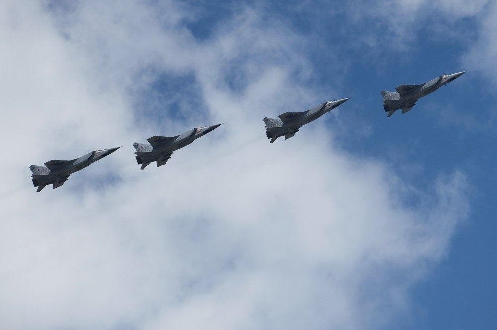 4 tiêm kích đánh chặn MiG-31 dàn hàng trên bầu trời Moscow.