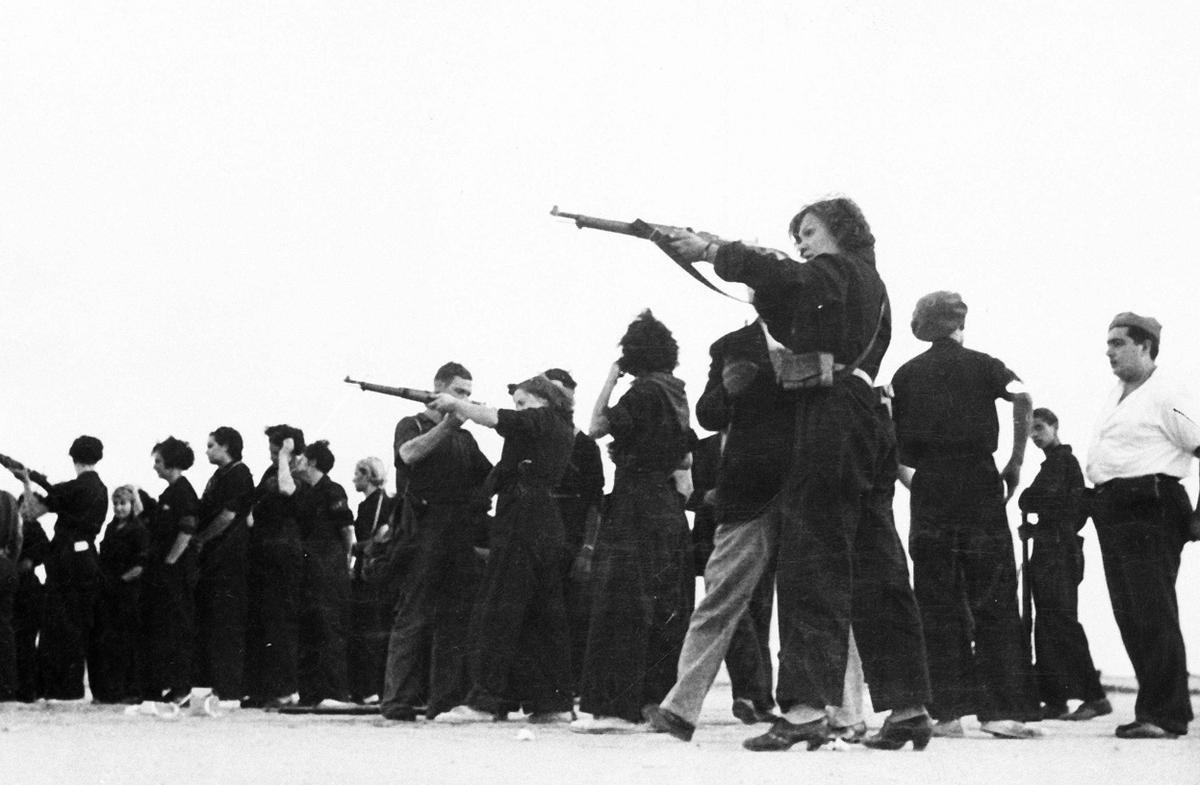 Ở Tây Ban Nha, binh sĩ trung thành với chính phủ dạy phụ nữ tập bắn súng vào mục tiêu nhằm bảo vệ thành phố Barcelona chống quân phát xít của đại tướng Francisco Franco. Bức ảnh được chụp ngày 2/7/1937.