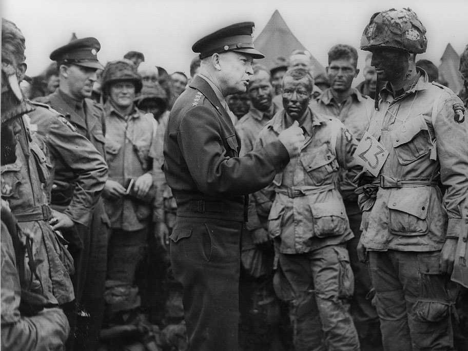 Dwight D. Eisenhower, tướng Mỹ đồng thời là Tổng tư lệnh tối cao của quân Đồng minh trong Thế chiến II, đang chỉ đạo binh sĩ. Ảnh: