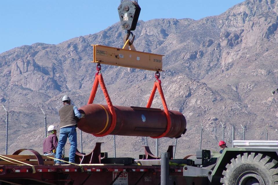 Massive-Ordnance Penetrator (MOP) là loại bom phá bunker thông minh hạng nặng do Không quân Mỹ chế tạo nhằm phá hủy các cấu trúc dưới lòng đất - nơi Washington tin rằng Iran đặt vũ khí hạt nhân, theo Telegraph. MOP có trọng lượng 300.000 pound (13.608 kg) và chiều dài 6 m. MOP có khả năng xuyên sâu tới 18 m bê tông và sau đó phát nổ ở độ sâu 60  m. Quả bom này được mệnh danh là con quái vật 15 tấn, được thiết kế để phá hủy các cấu trúc dưới lòng đất nơi mà Mỹ tin rằng Iran đặt các vũ khí hạt nhân. Không quân Mỹ thử nghiệm MOP lần đầu vào năm 2007.