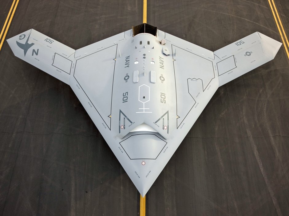 X-47B của Hải quân Mỹ là máy bay chiến đấu không người lái có khả năng thay đổi hoàng toàn cuộc chiến trên không. X-47B tiếp nhiên liệu trên không và có thể triển khai vũ khí tấn công. Những chiếc X-47B di chuyển với vận tốc bằng một nửa tốc độ âm thanh (khoảng hơn 500 km/h), sải cánh dài 18, 8 m, chiều dài thân đạt 11,63 m và tầm hoạt động lên tới gần 4.000 km (gấp 2 lần so với chiếc MQ-9 Reaper). Bộ não nhân tạo của X-47B có thể dựa vào dữ liệu vệ tinh GPS và các cảm biến vệ tinh để tự hành và tránh va chạm. Trong khi đó, ngoài khả năng phân tích dữ liệu, X-47B còn có khả năng phân tích và hiểu được giọng nói của con người trong trường hợp cần phối hợp tác chiến. 