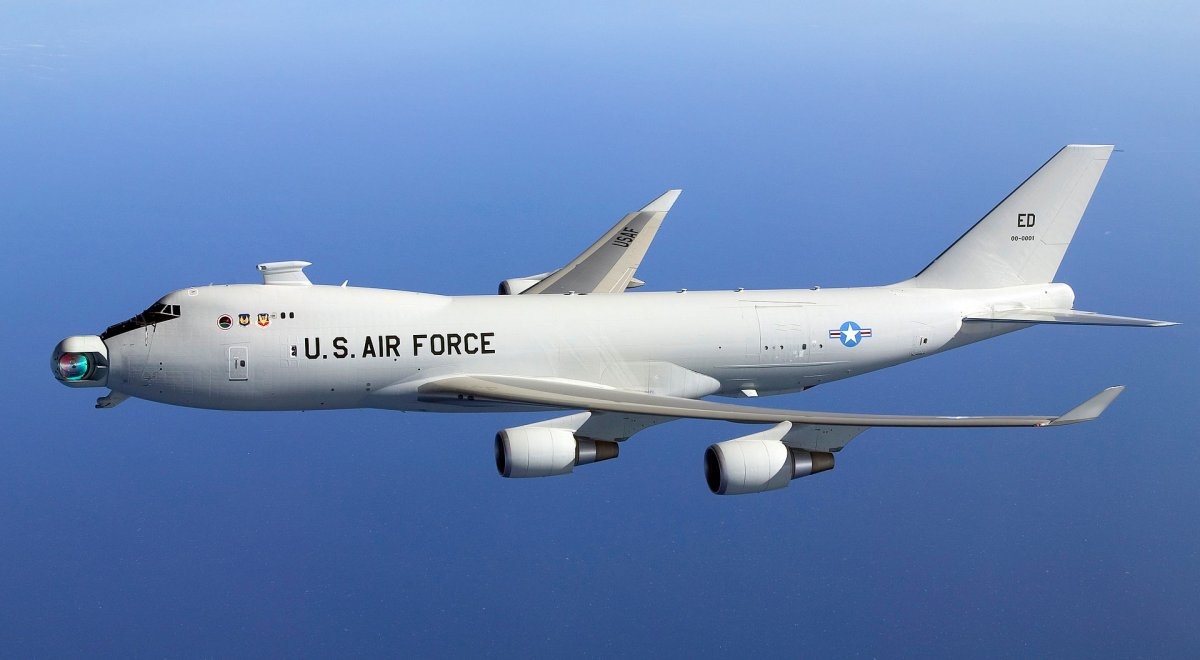 Vũ khí laser trên không  YAL-1 ALTB (Airborne Laser Testbed) có thể là điểm đặc biệt trên chiến trường trong tương lai. Hệ thống này được thiết kế nhằm tiêu diệt các tên lửa đạn đạo chiến thuật. Quân đội Mỹ thử nghiệm YAL lần đầu tiên vào năm 2007 khi đặt nó bên trong Boeing 747 được chuyển đổi. Đây là phi cơ có tháp pháo laser lớn nhất từng xuất hiện. Trong lần thử nghiệm năm 2010, YAL thành công khi bắn hạ một mục tiêu. Dù quân đội Mỹ cho rằng, để đánh chặn tên lửa, họ sẽ phải tốn nhiều chi phí cho việc lắp đặt vũ khí, vận hành và duy trì hoạt động của YAL. Tuy nhiên, hệ thống chứng minh được rằng, với laser công suất lớn, nó có thể phá hủy các mục tiêu lớn, chuyển động nhanh trong không trung. 