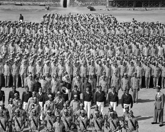 Trong bộ quần áo sọc, phạm nhân của nhà tù Cung điện Đen xếp hàng tại khu thể dục. 