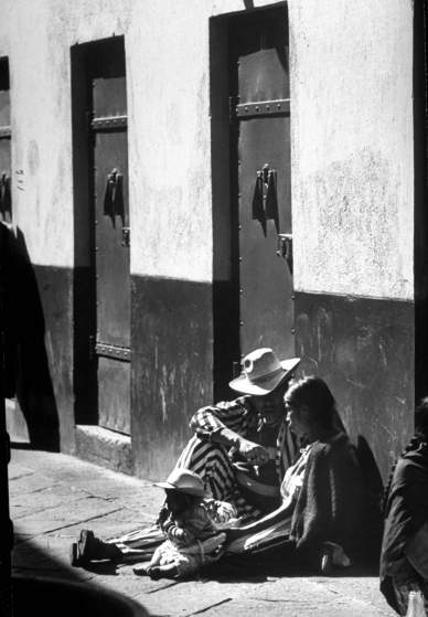 Họ có thể ngồi trò chuyện ngay bên ngoài phòng giam.