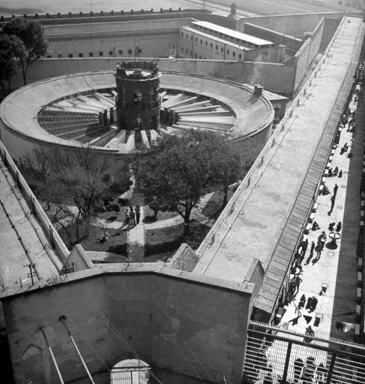 Khi nhìn từ trên cao, khu vực giam giữ số 1 tại Cung điện Đen có cấu trúc giống một bánh xe khổng lồ. 