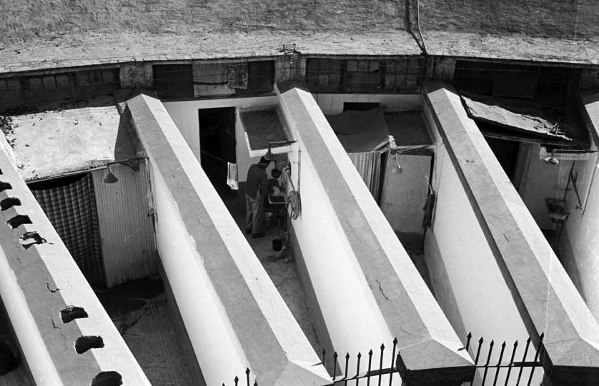 Cận cảnh các phòng giam chật hẹp tại nhà tù vào năm 1950.