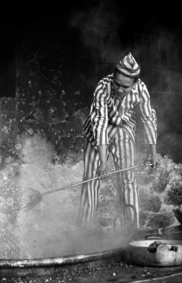 Một tù nhân đang làm việc. 