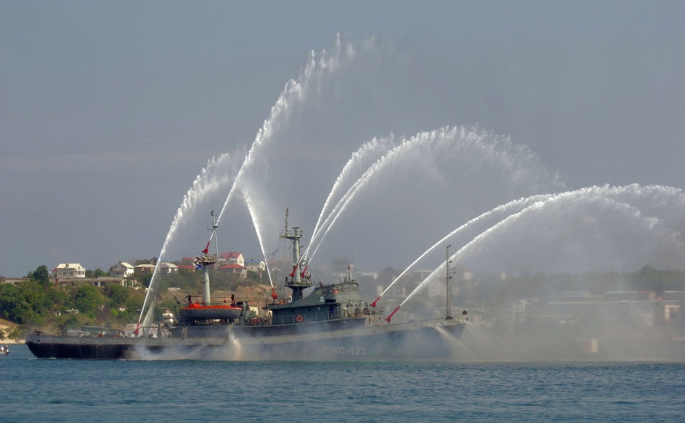 Tàu chữa cháy PZhS-123 của Hạm đội Biển Đen trong buổi diễn tập trước một lễ kỷ niệm Ngày Hải quân Nga.