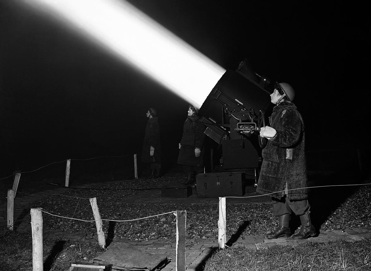 Các thành viên nữ thuộc Lực lượng Hỗ trợ Mặt đất (ATC) dùng thiết bị chuyên dụng để xác định vị trí bom Đức nhằm hỗ trợ lực lượng pháo cao xạ. 