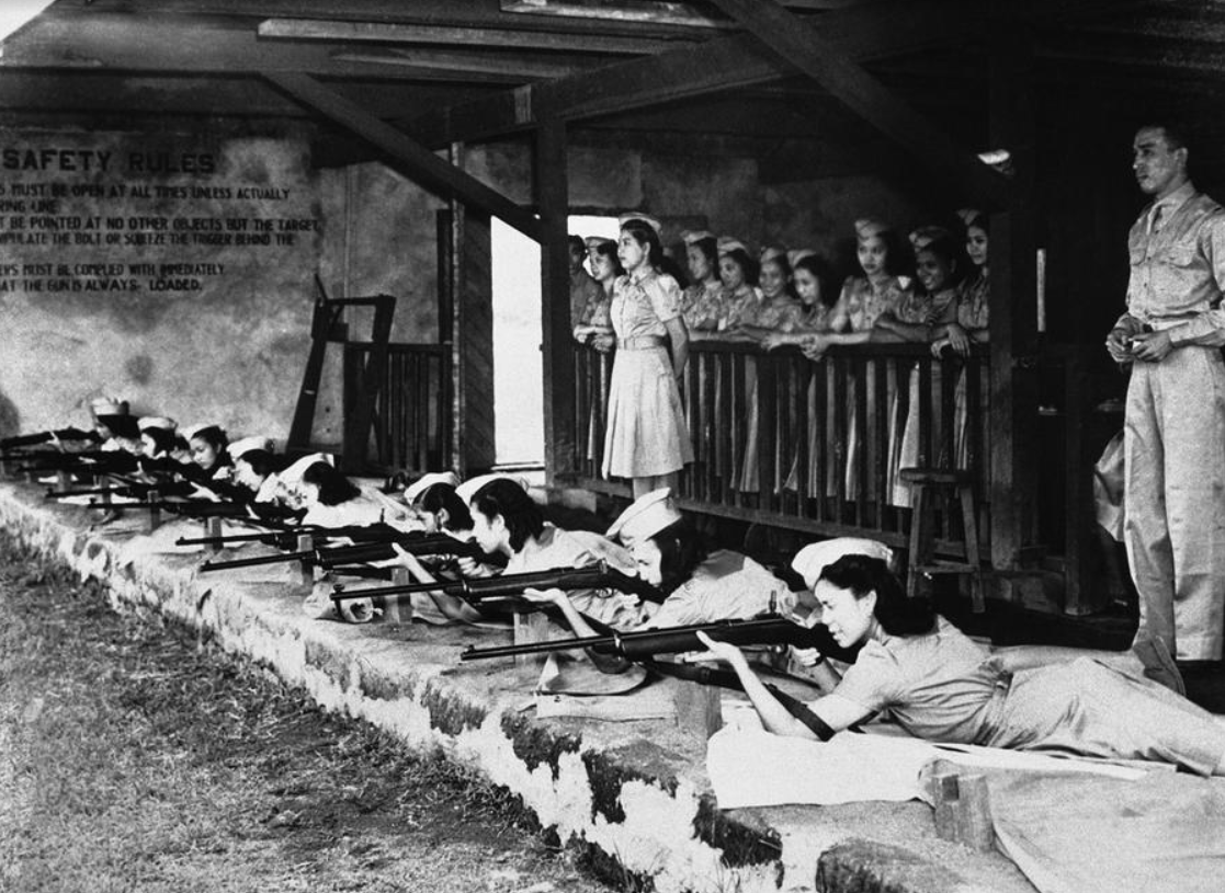 Các thành viên của quân đoàn nữ du kích Philippines luyện tập ở trường bắn Manila ngày 8/11/1941.