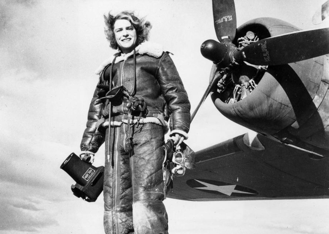 Margaret Bourke-White, nữ phóng viên tạp chí LIFE, chụp hình trước phi cơ của quân Đồng minh, tháng 2/1943. Margaret là nhiếp ảnh gia người Mỹ và một trong những nữ phóng viên chiến trường đầu tiên.
