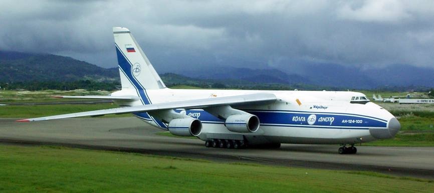 Danh hiệu máy bay vận tải quân sự lớn nhất thế giới thuộc về Antonov An-124  của Nga. Vào những năm 80, Liên Xô thiếu những máy bay chiến lược tầm xa hạng nặng. Tuy nhiên, điều này thay đổi với sự xuất hiện của An-124. Với chiều cao 21 m, độ dài cánh 69 m và chiều dài thân 73 m, loại phi cơ này được trang bị 4 động cơ tubor lớn, có thể chở 150 tấn hàng và di chuyển 3.000 km. 
