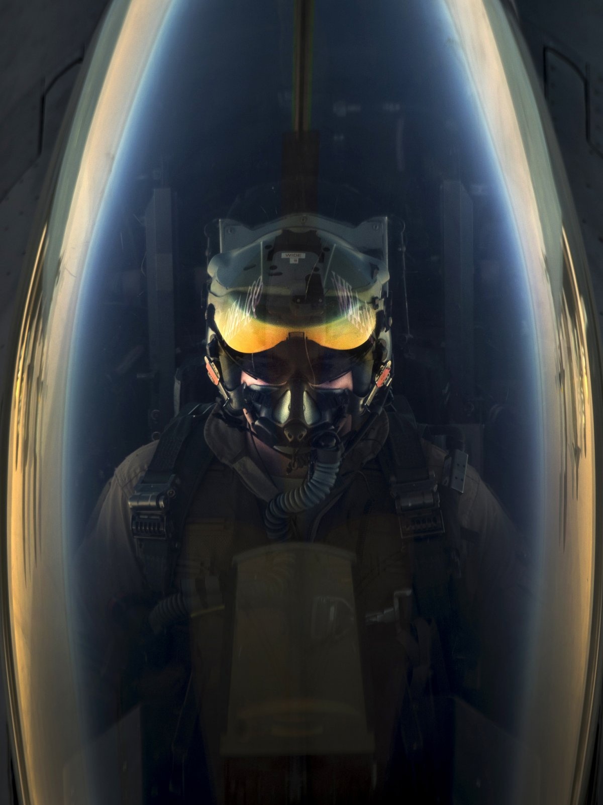 Hình ảnh một phi công bên trong chiến đấu cơ F-16 Flighting Falcon khi nó bay theo phi cơ tiếp nhiên liệu KC-135 ngày 29/6/2014. F-16 là mẫu phản lực chiến đấu đa nhiệm, linh hoạt, có khả năng đảm trách nhiều nhiệm vụ tác chiến. 