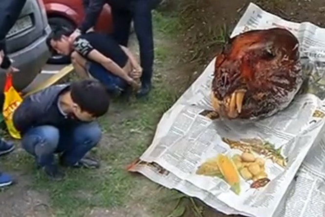 Video Nga bat giu 2 nguoi Viet buon thit ho quy hinh anh