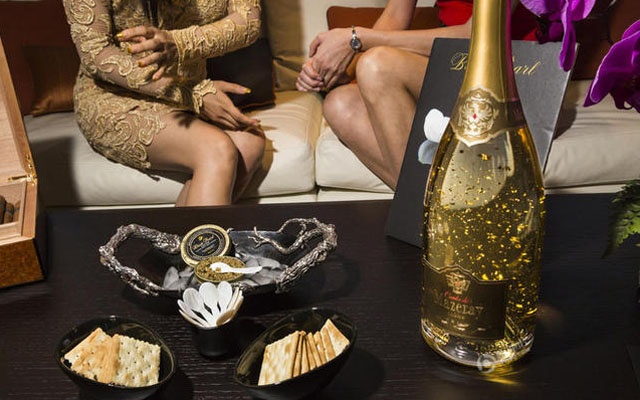 Trứng cá muối, những chai champagne dát vàng xuất hiện trong một bữa tiệc cocktail trên Sanlorenzo tại một sự kiện du thuyền ở Đại Liên.