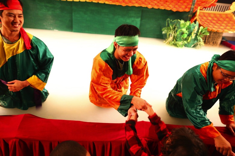 Tiết mục của các nghệ sĩ nhận được sự hưởng ứng nhiệt tình từ khán giả.