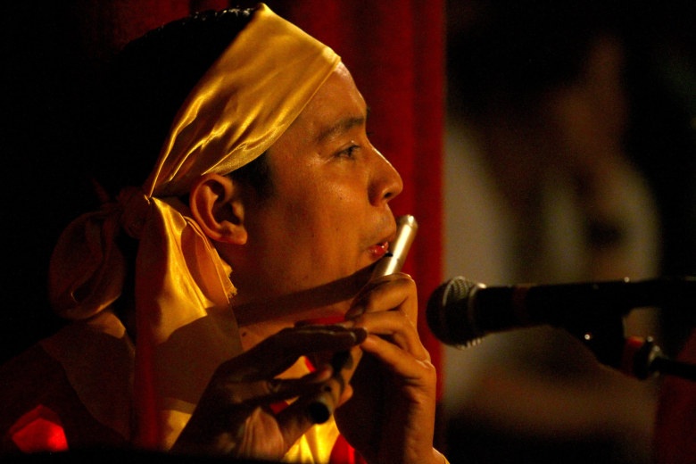 Màn múa không thể thiếu tiếng trống và sáo phụ trợ.