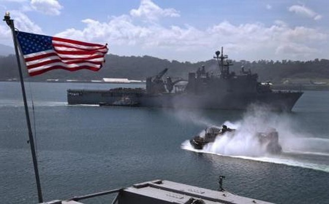 Linh My thao dien do bo trong boi canh cang thang tren bien hinh anh