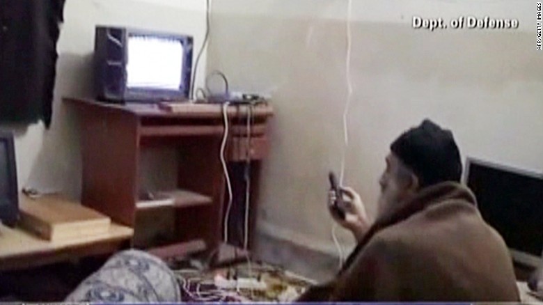 Bin Laden xem TV tai căn nhà 3 tầng ở Abbottabad, Pakistan. Ảnh: CNN