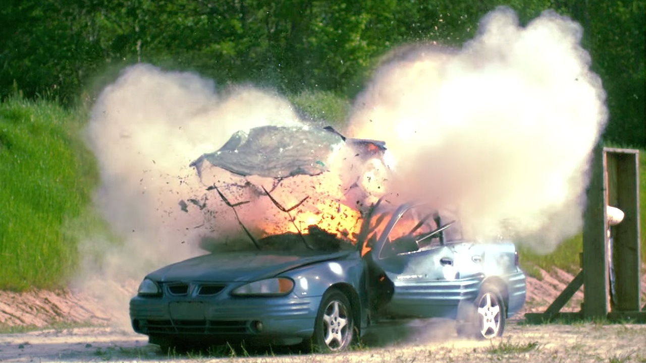 Sung may lung danh M2 pha huy oto trong nhay mat hinh anh